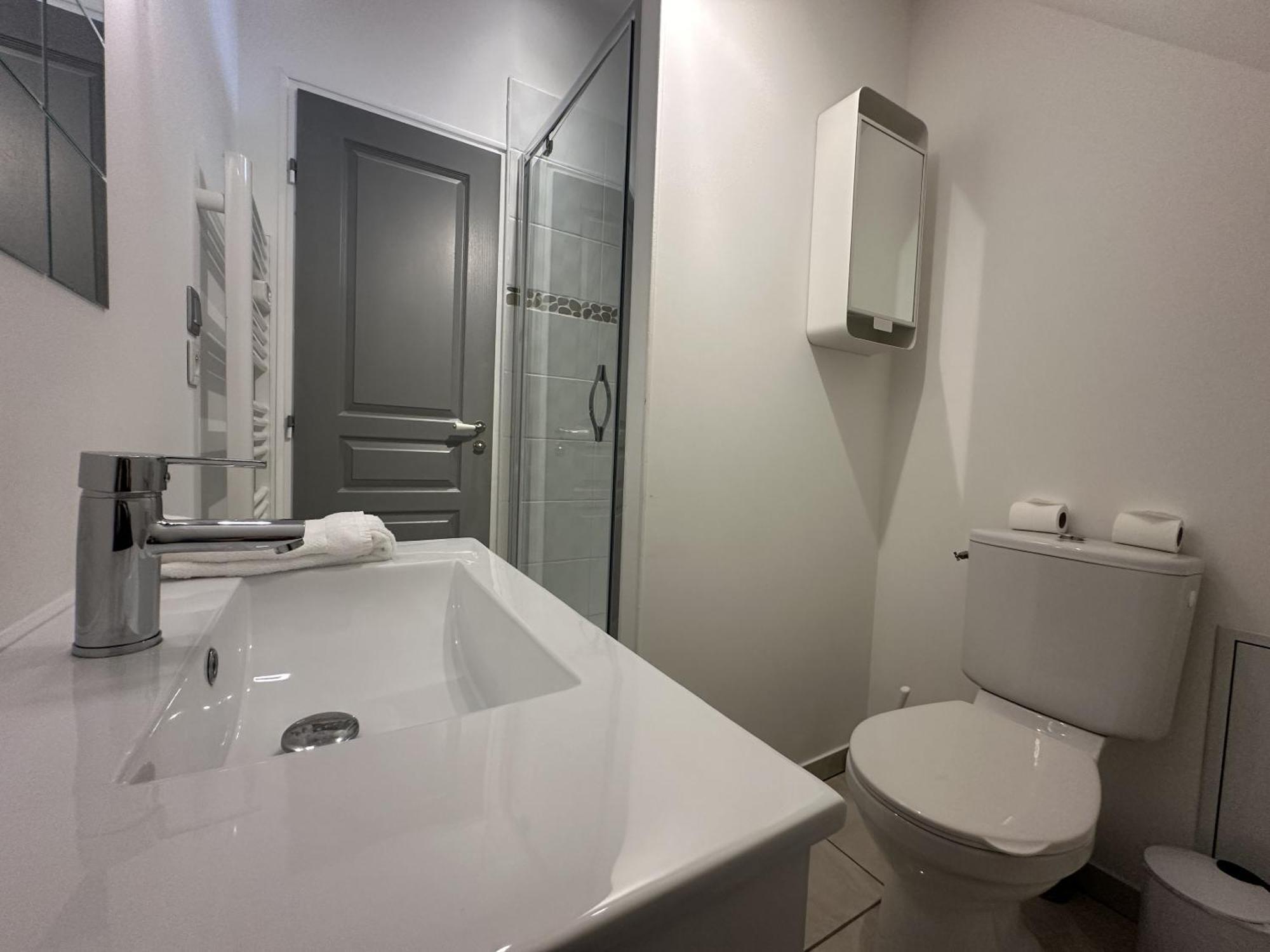 Batisse Paradis- 3 Appartements Calmes Et Elegants Au Centre Historique De Beaune بون الغرفة الصورة