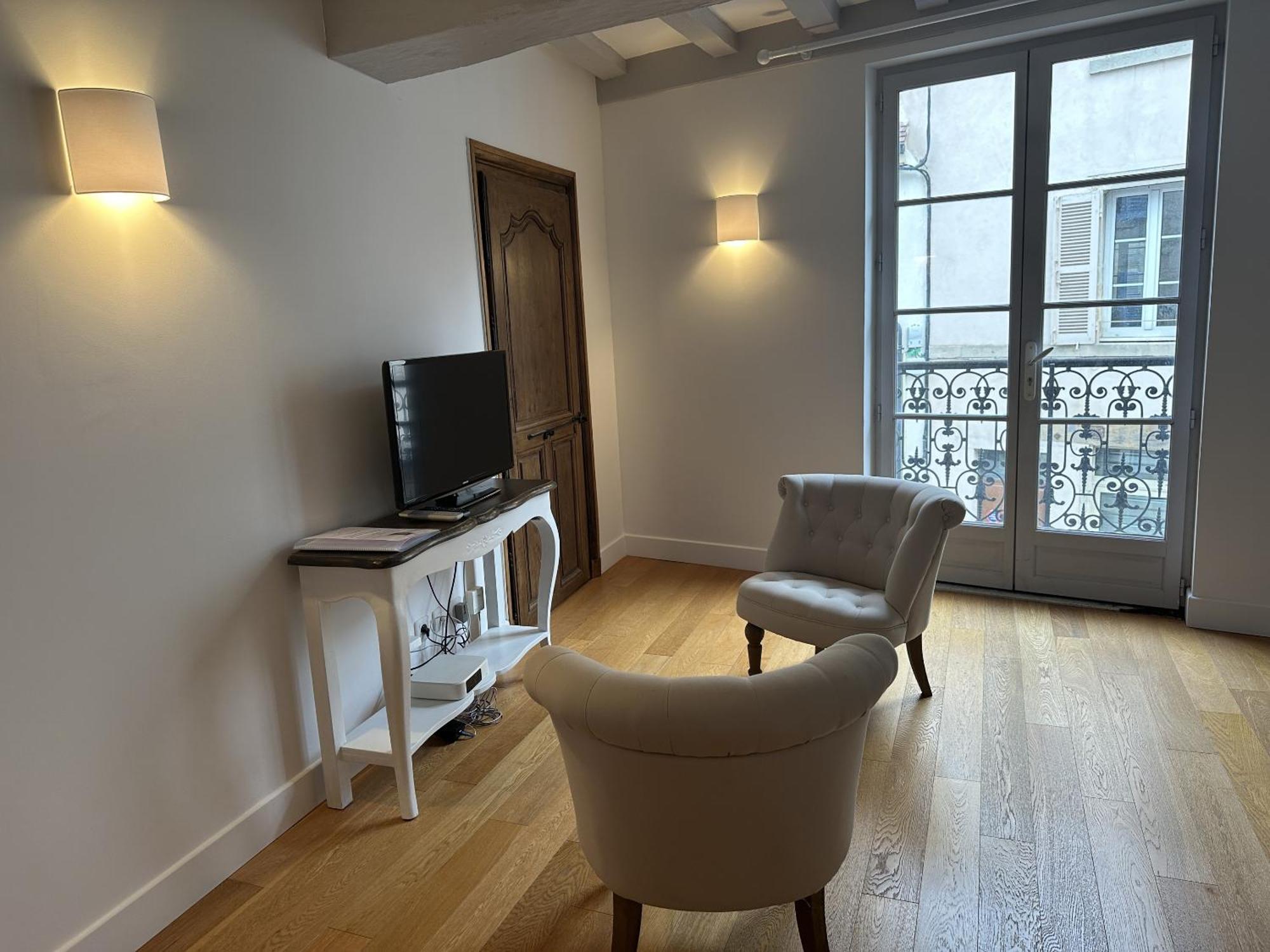Batisse Paradis- 3 Appartements Calmes Et Elegants Au Centre Historique De Beaune بون الغرفة الصورة